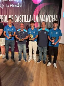 Nuestros capitanes -Carlos y Dani- recogieron los trofeos de Campeón Regional Cade…